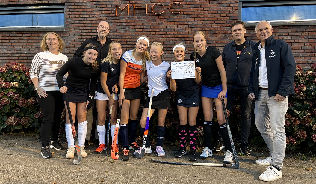 Rabo Clubsupport cheque overhandigd Nieuws afbeelding